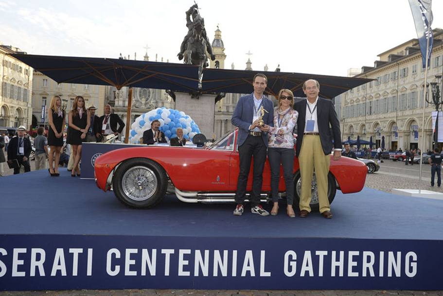 Il collezionista Matteo Panini viene premiato da Lorenzo Ramaciotti, chief design officer del Gruppo Fiat Chrysler 